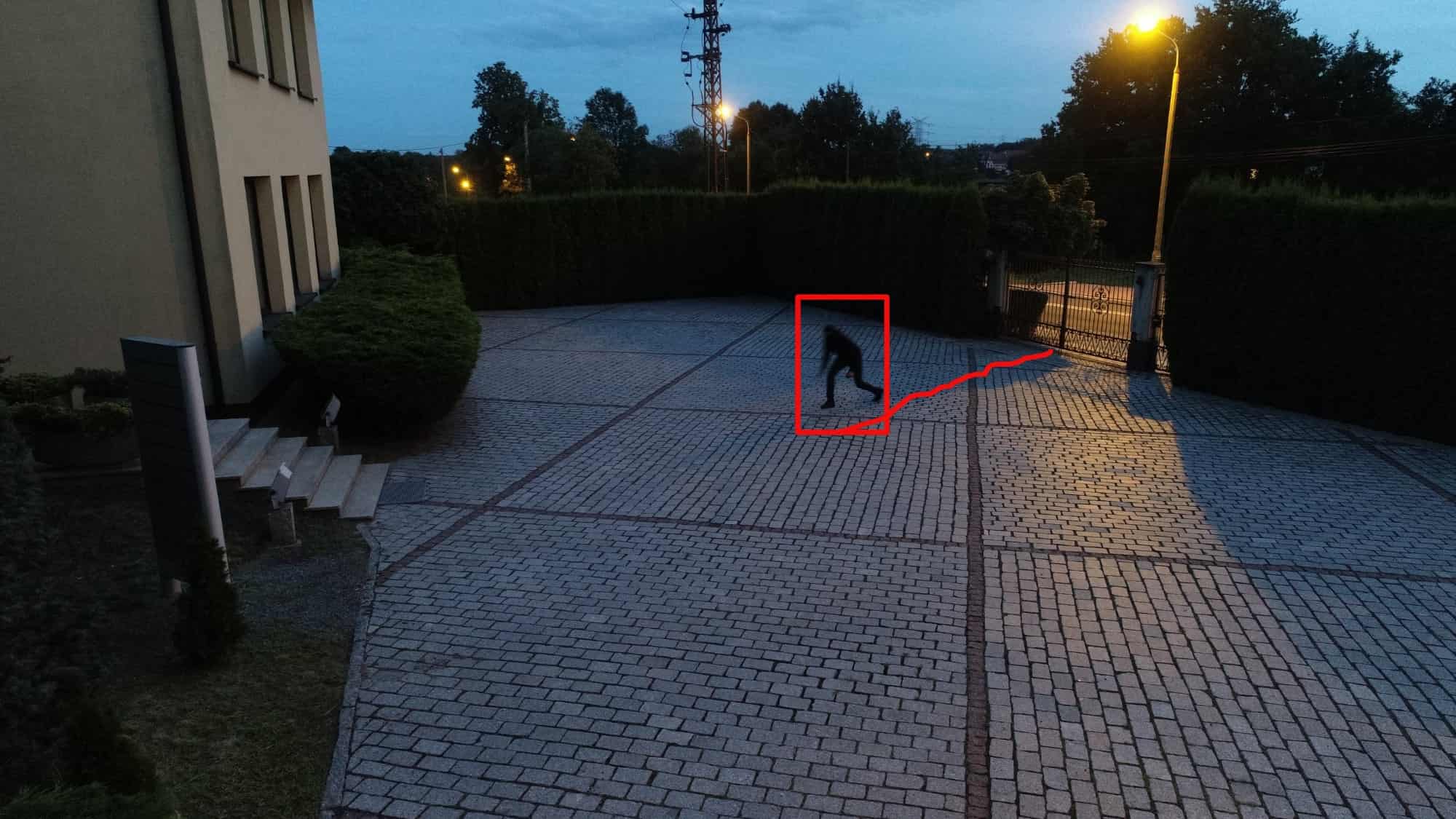 deltaprime wejscie wlamywacza na podworko